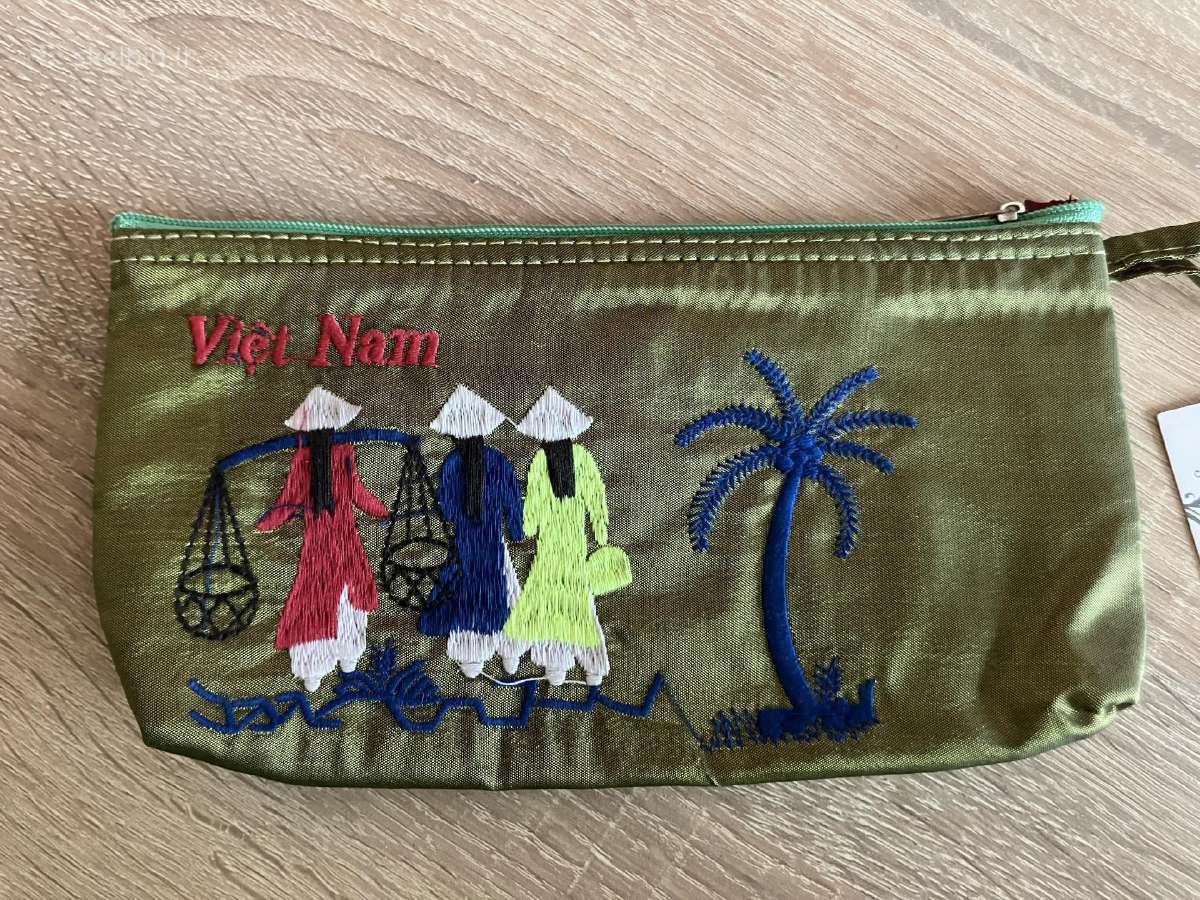 Nauja rankinė-kosmetinė iš Vietnamo