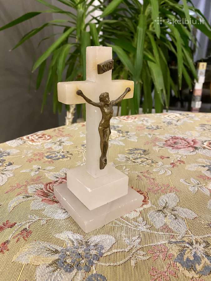 Vintažinis Kryžius iš akmens