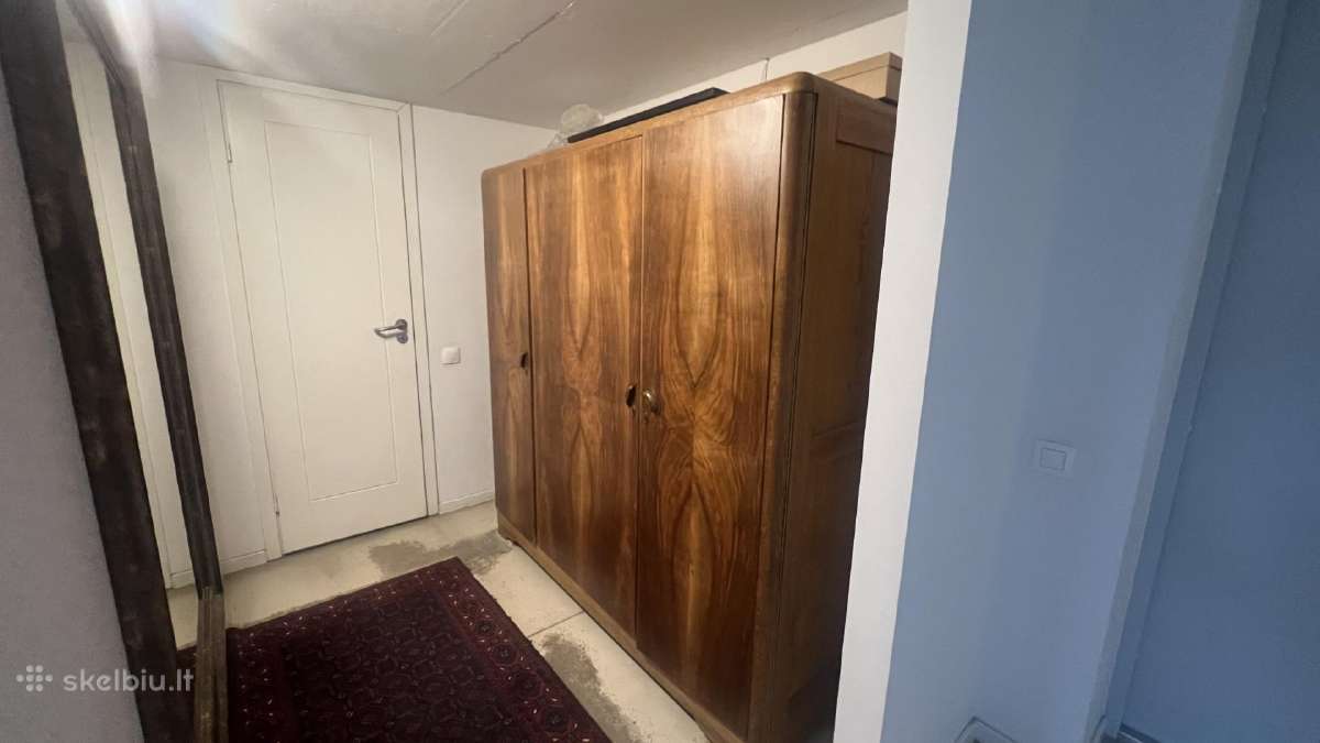 Restauruota medžio masyvo spinta