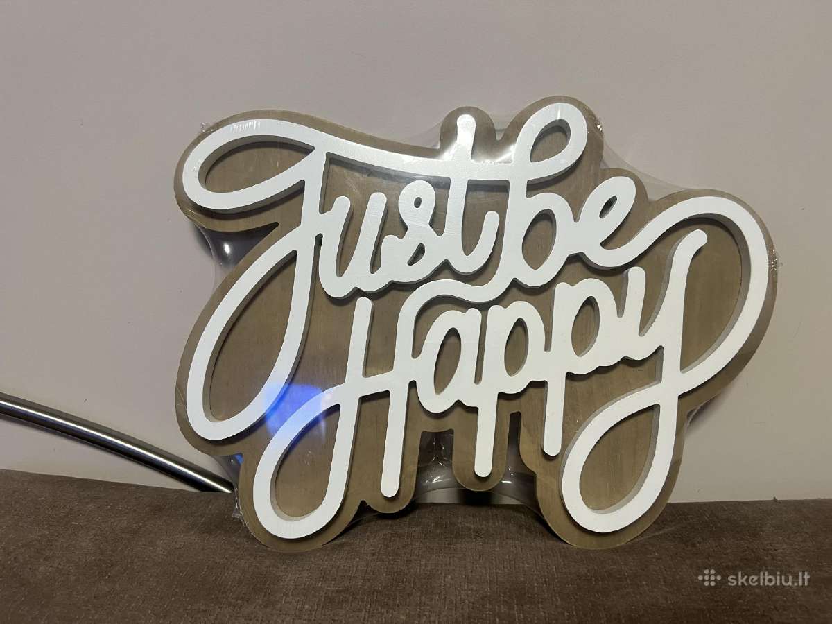 Medinis užrašas ant sienos: Just Be Happy