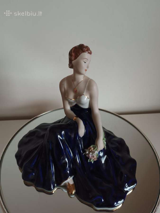 Vintažinė porcelianinė statulėlė Royal Dux Bohemia