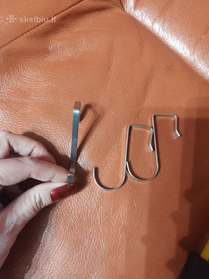 Metaliniai kabliukai ant durelių daiktams kabinti
