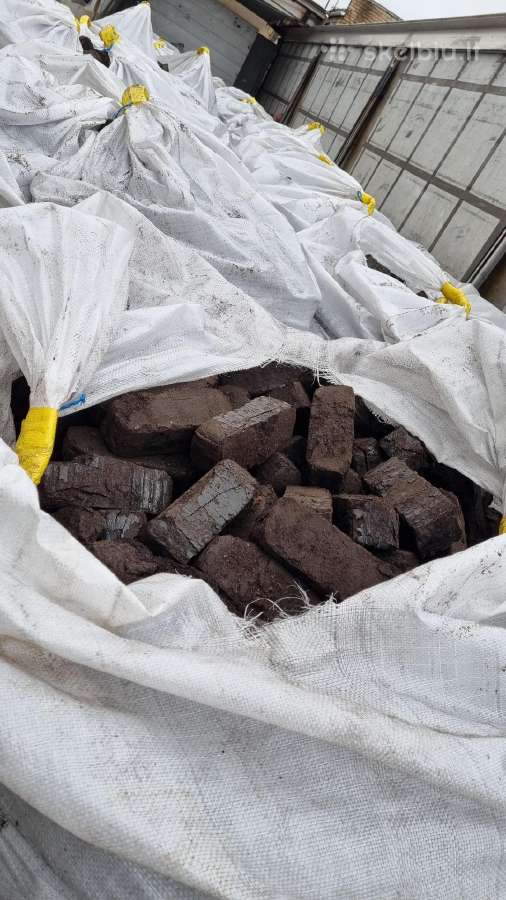 Durpių briketai, malkos konteineriuose