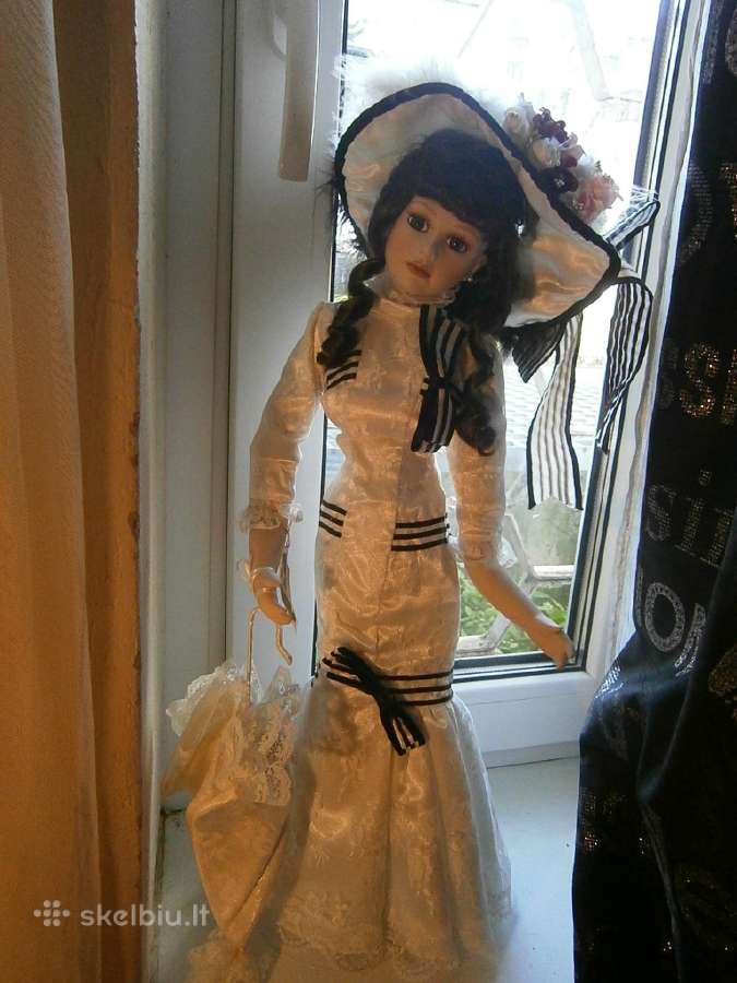 Porcelianinė lėlė su balta suknele ir tamsia