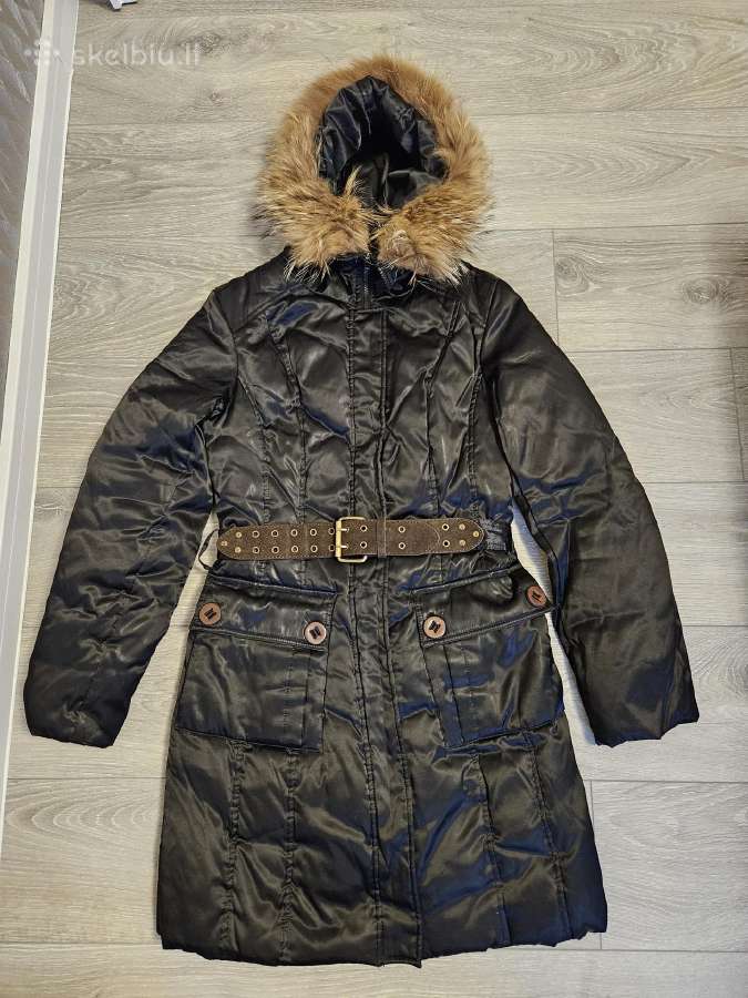 Žieminis paltas su natūraliu kailiu.