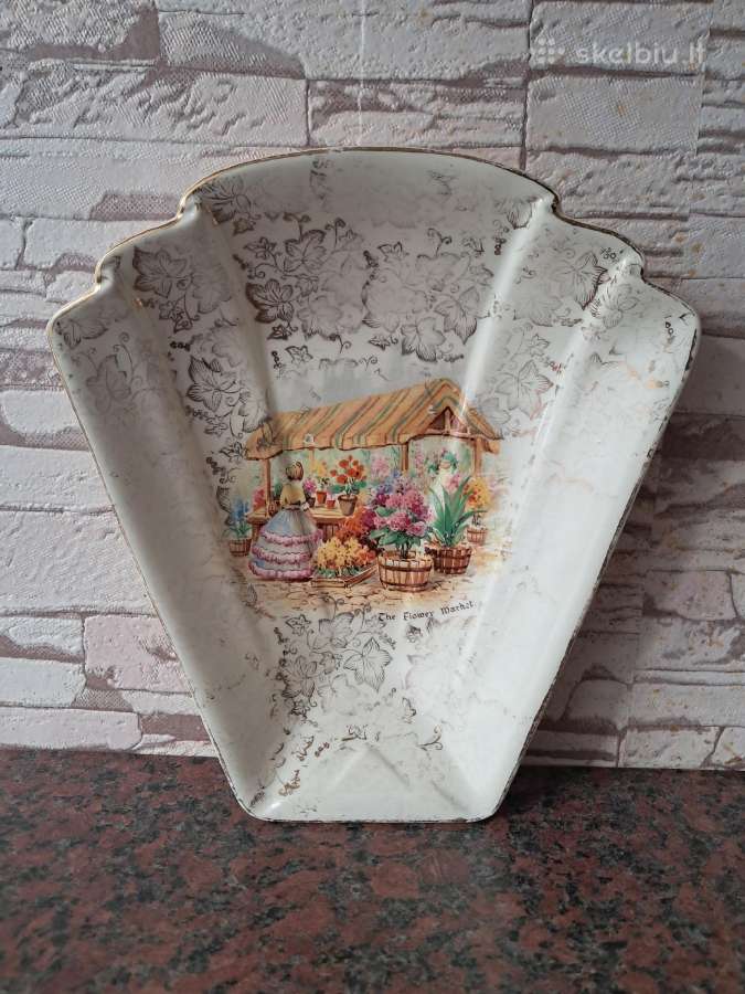 Lėkštė aukštis 23 cm. plotis 21 cm.