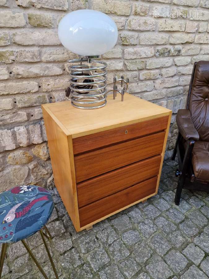 Vintažinė mid century tikmedžio/uosio komodėlė.