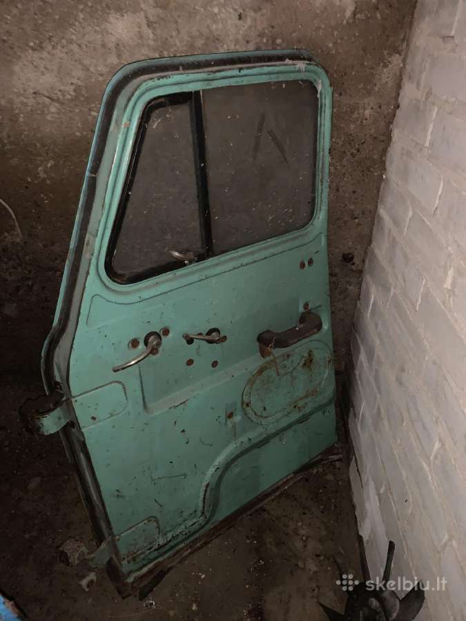 Įvairūs sovietinių automobilių stiklai.