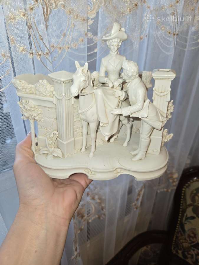 Graži statulelie arba įdeklas geliems
