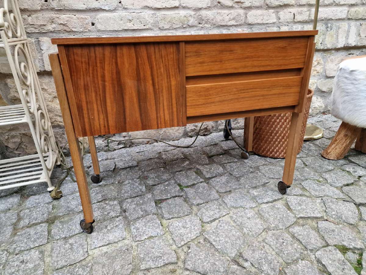 Vintažinis mid century riešutmedžio staliukas