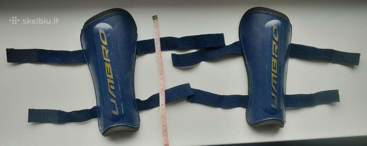 Futbole, ant kojų dedamos "umbro" apsaugos