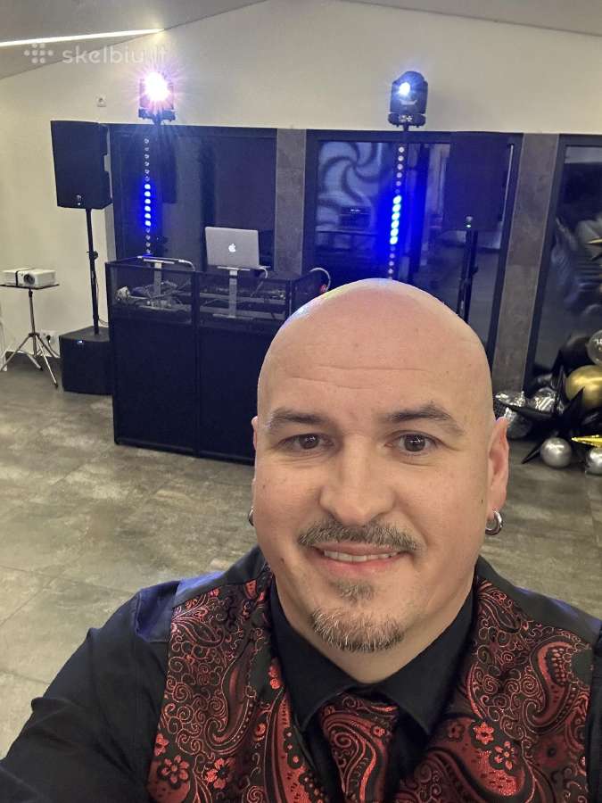 Vedėjas ir Dj viename, su aparatūra - kaina 600€.
