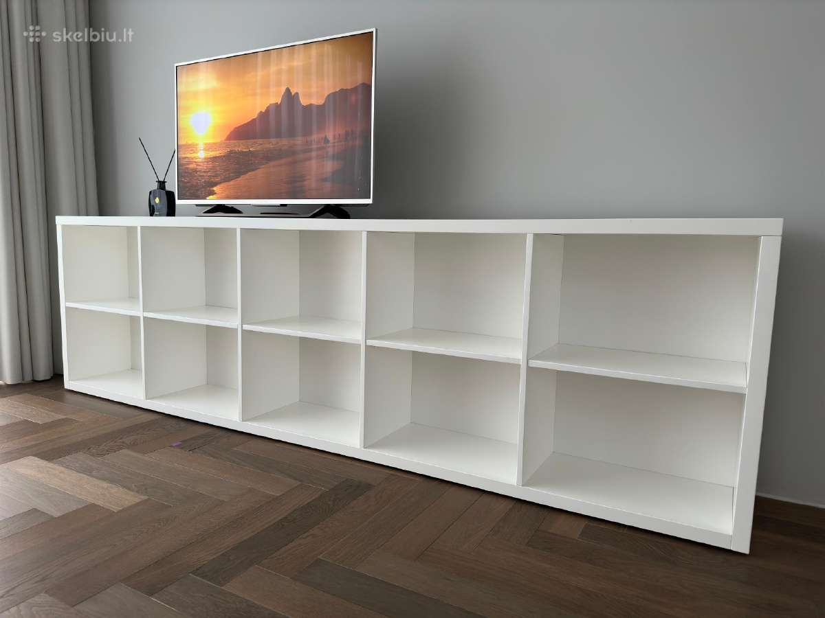 TV, knygų lentyna