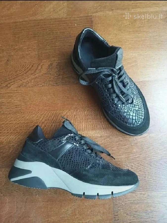Odiniai sportbačiai ant platformos