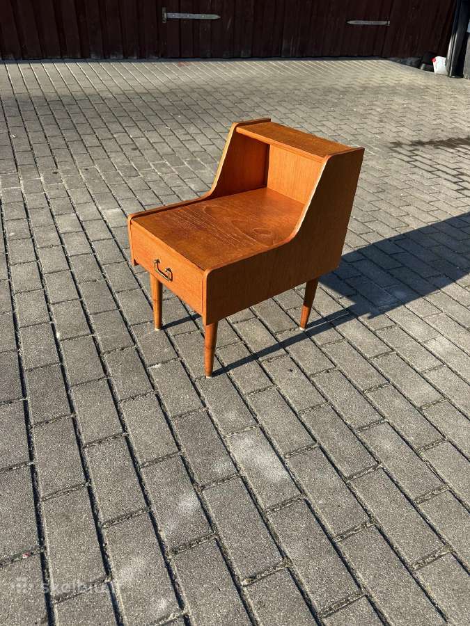 Mid century Miegamojo staliukas su stalciumi