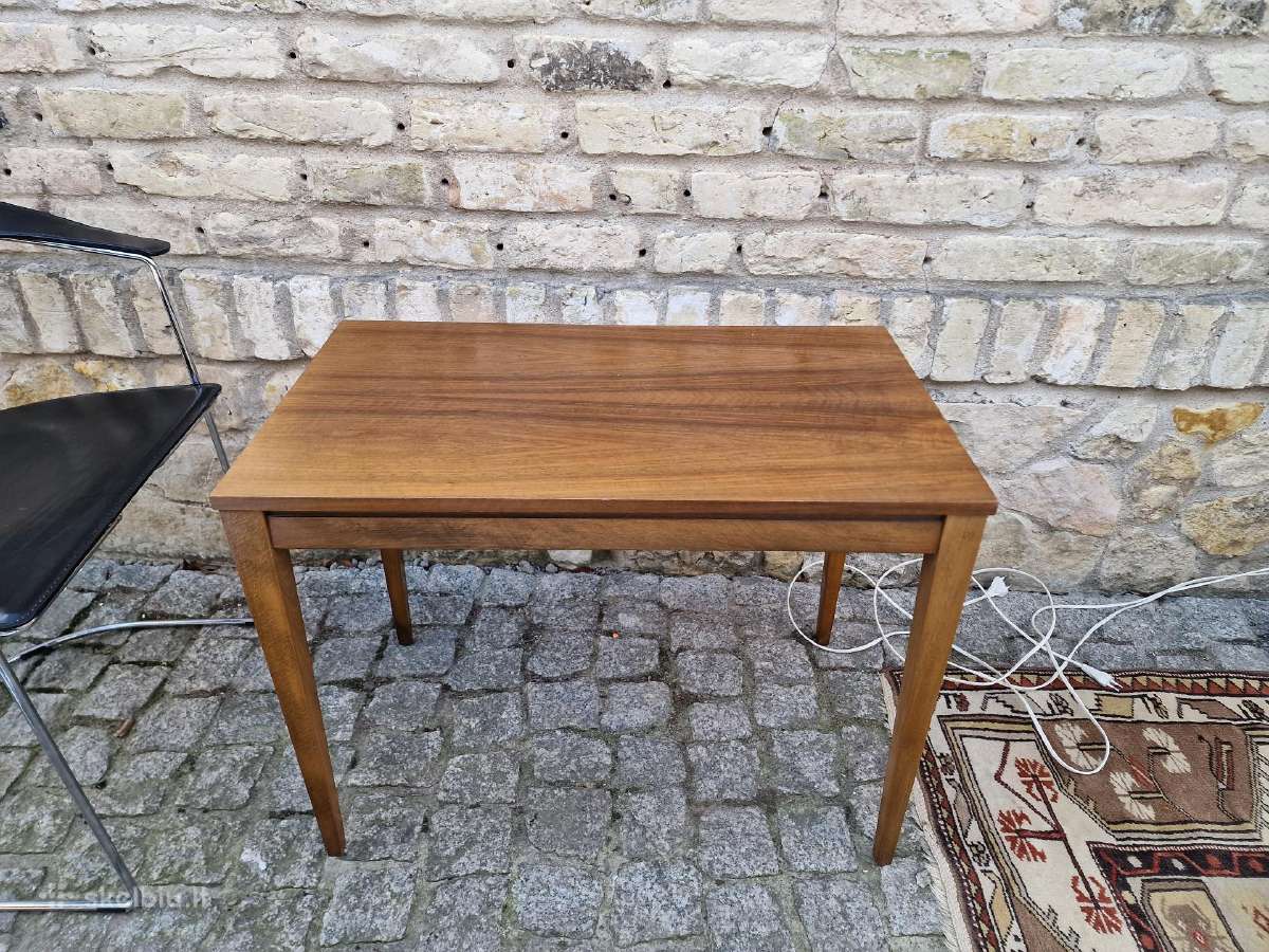 Vintažinis midcentury riešutmedžio kavos staliukas