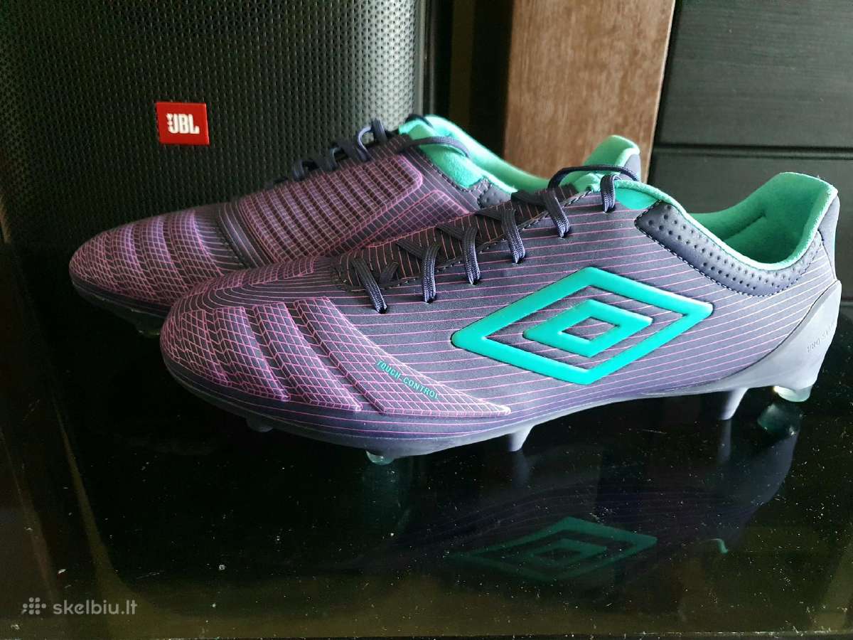Umbro futbolo bateliai