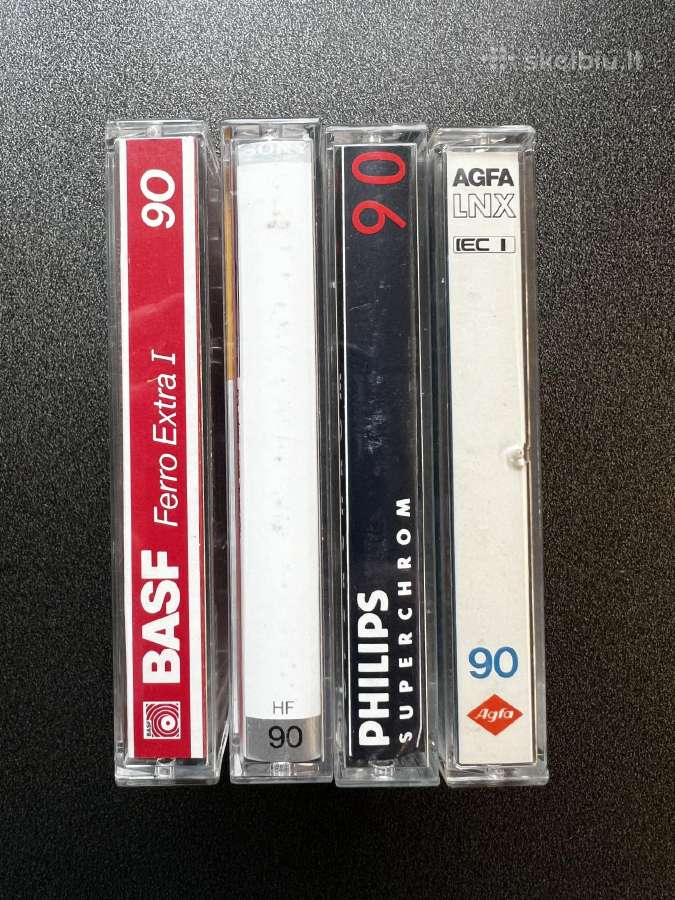5 magnetofono kasetės, puikus stovis