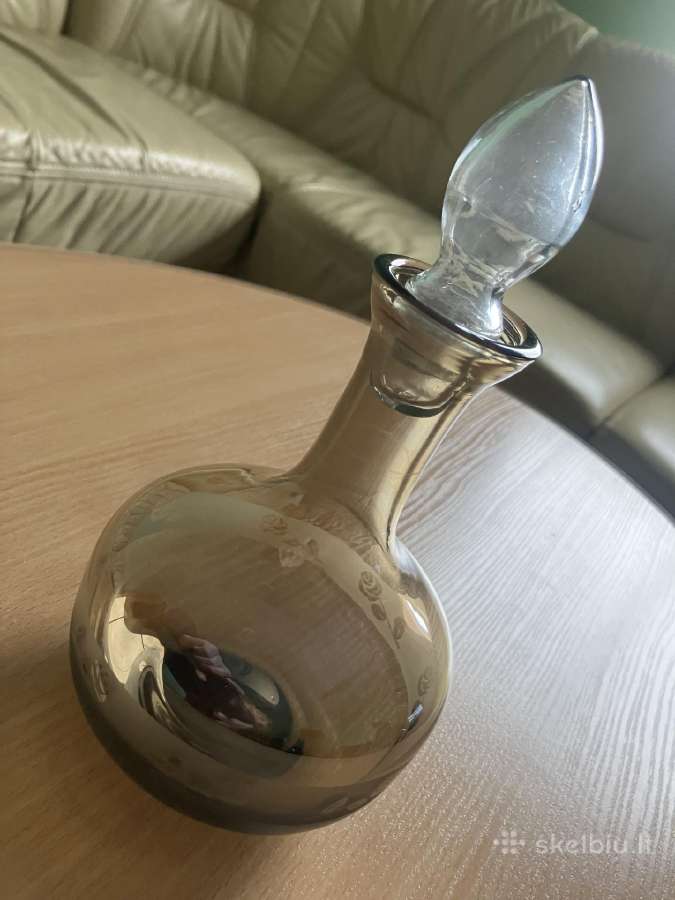 Vintažinis tamsaus stiklo grafinas