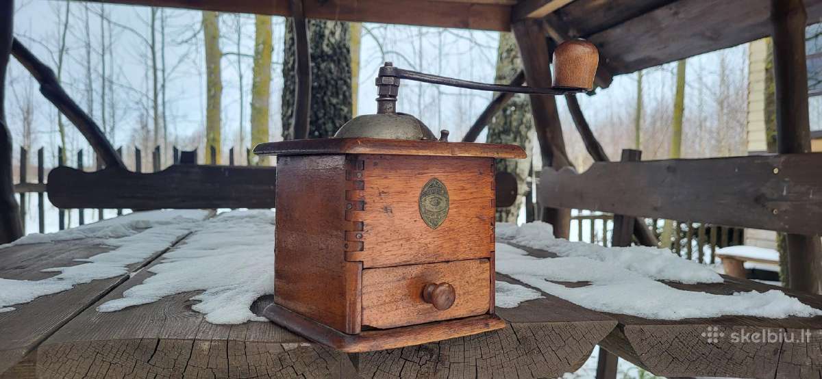 Senovinė mechaniniu pipirų malūnėliu