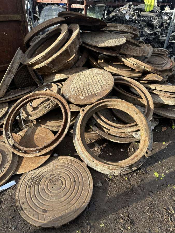 Naudoti šulinių dangčiai ir trapai su padais.
