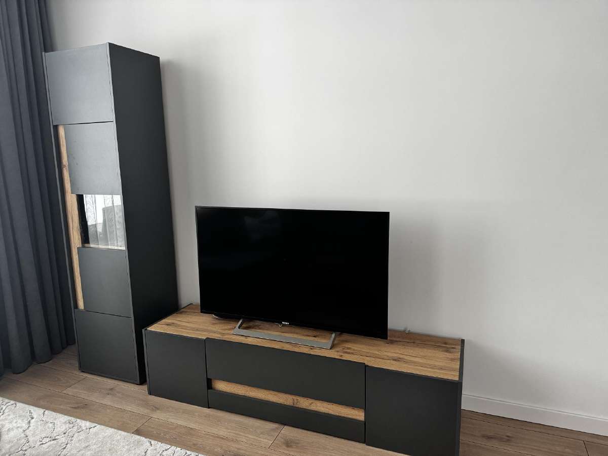 Parduodu TV staliuka ir spinta .metus naudota
