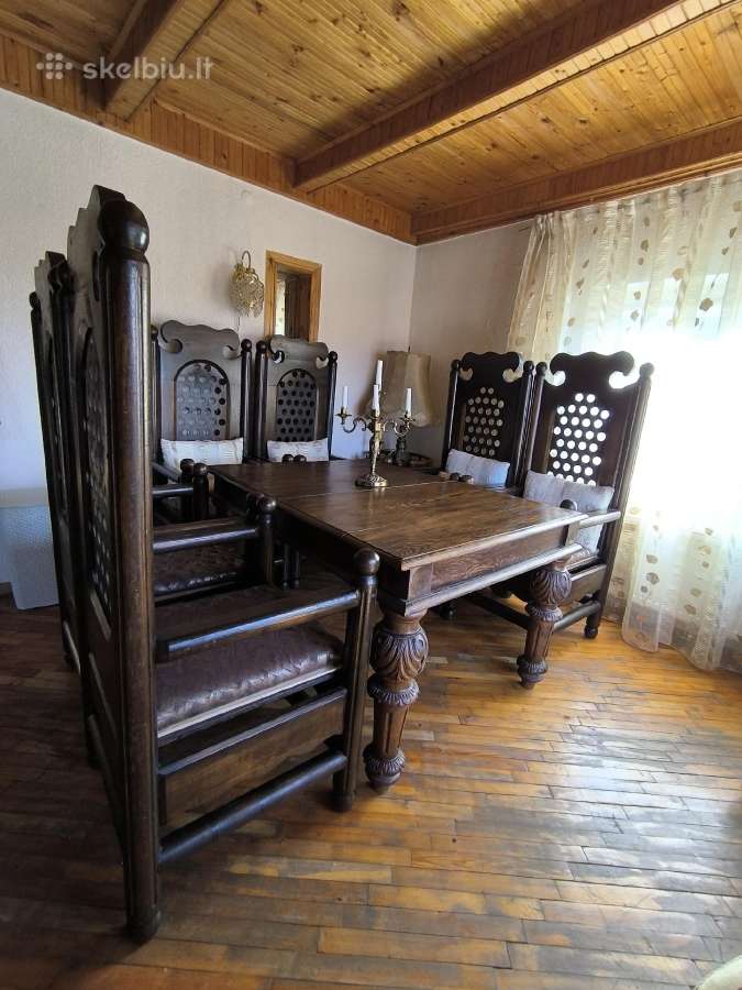 Ąžuolinis stalas su kėdėmis.