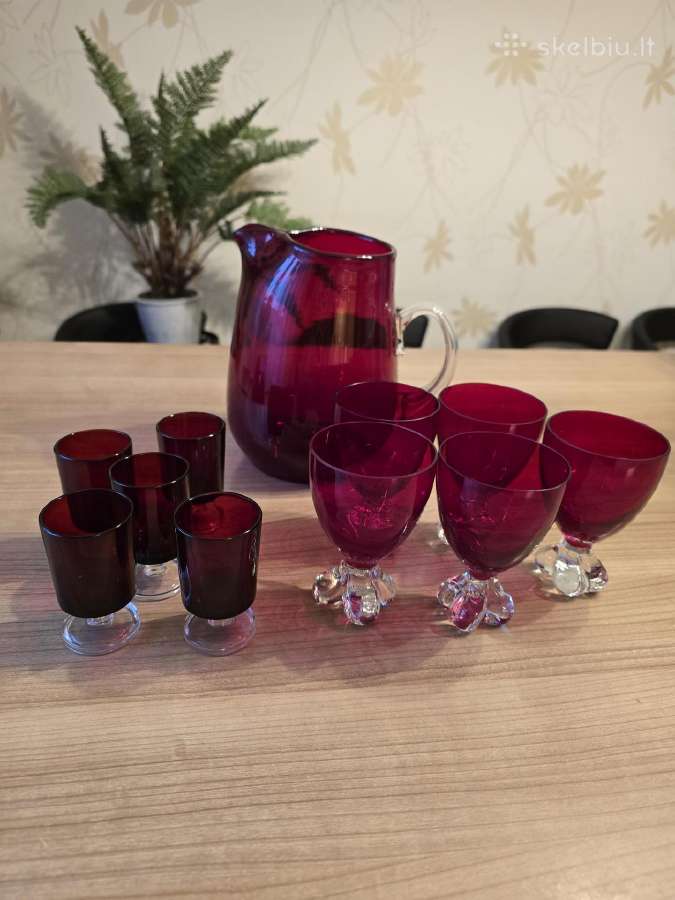 Raudono stiklo rinkinys