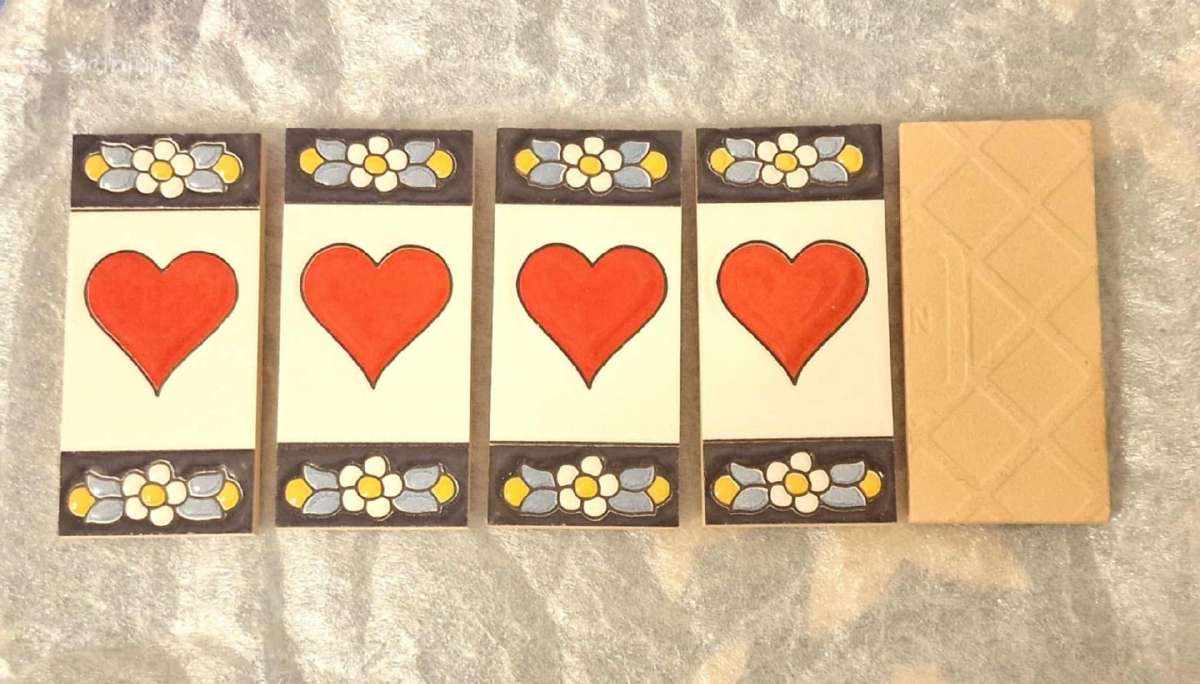 Keraminės plytelės mažos su širdele 3 eur / vnt