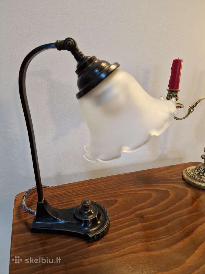 Vintažinė Art Nouveau žalvarinė stalo lempa