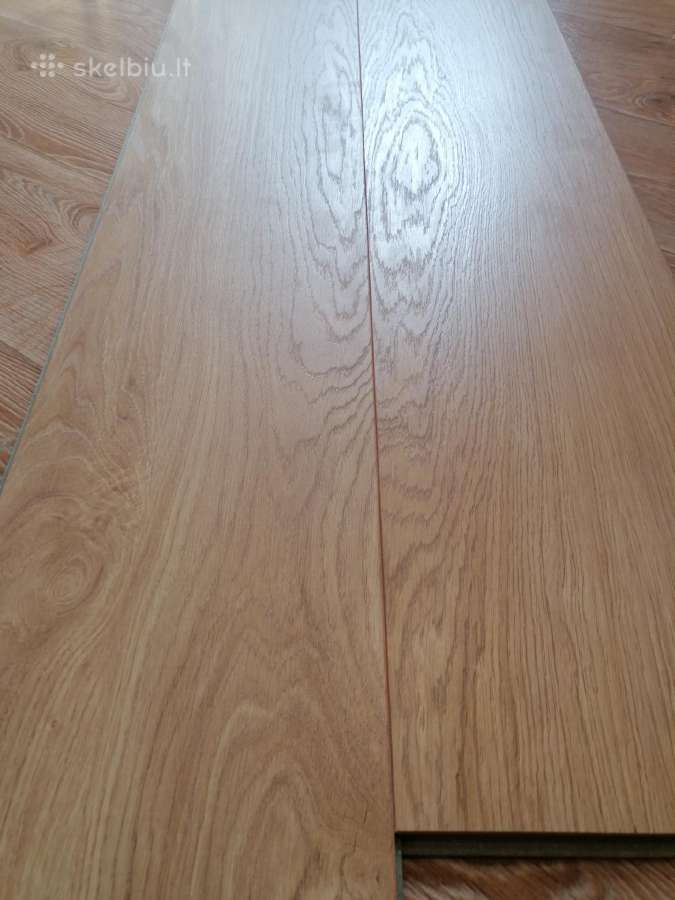 Atliko naujo laminato, kamštinės dangos