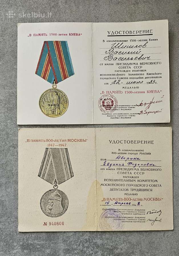 Dvi apdovanojimų knygutės.
