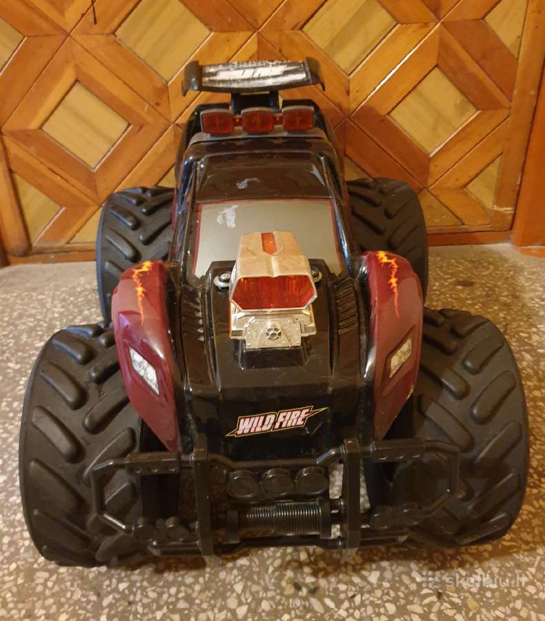 Automobilis su amortizatoriais