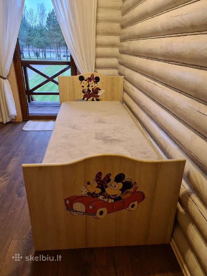 Vaikiška natūralaus medžio lova.