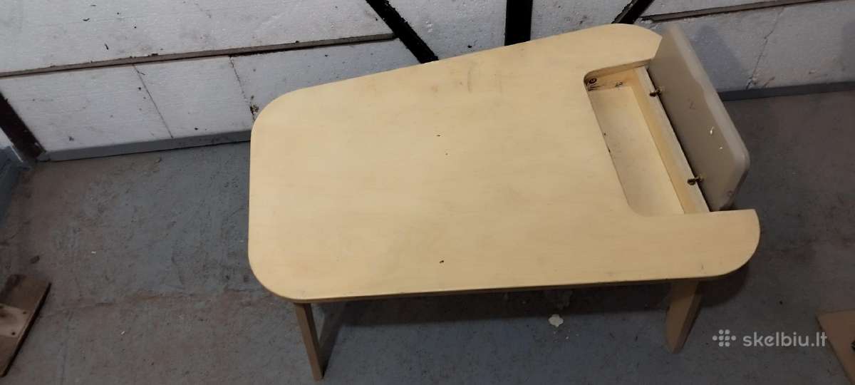 Vaikiškas staliukas su dėtuve priemonėm