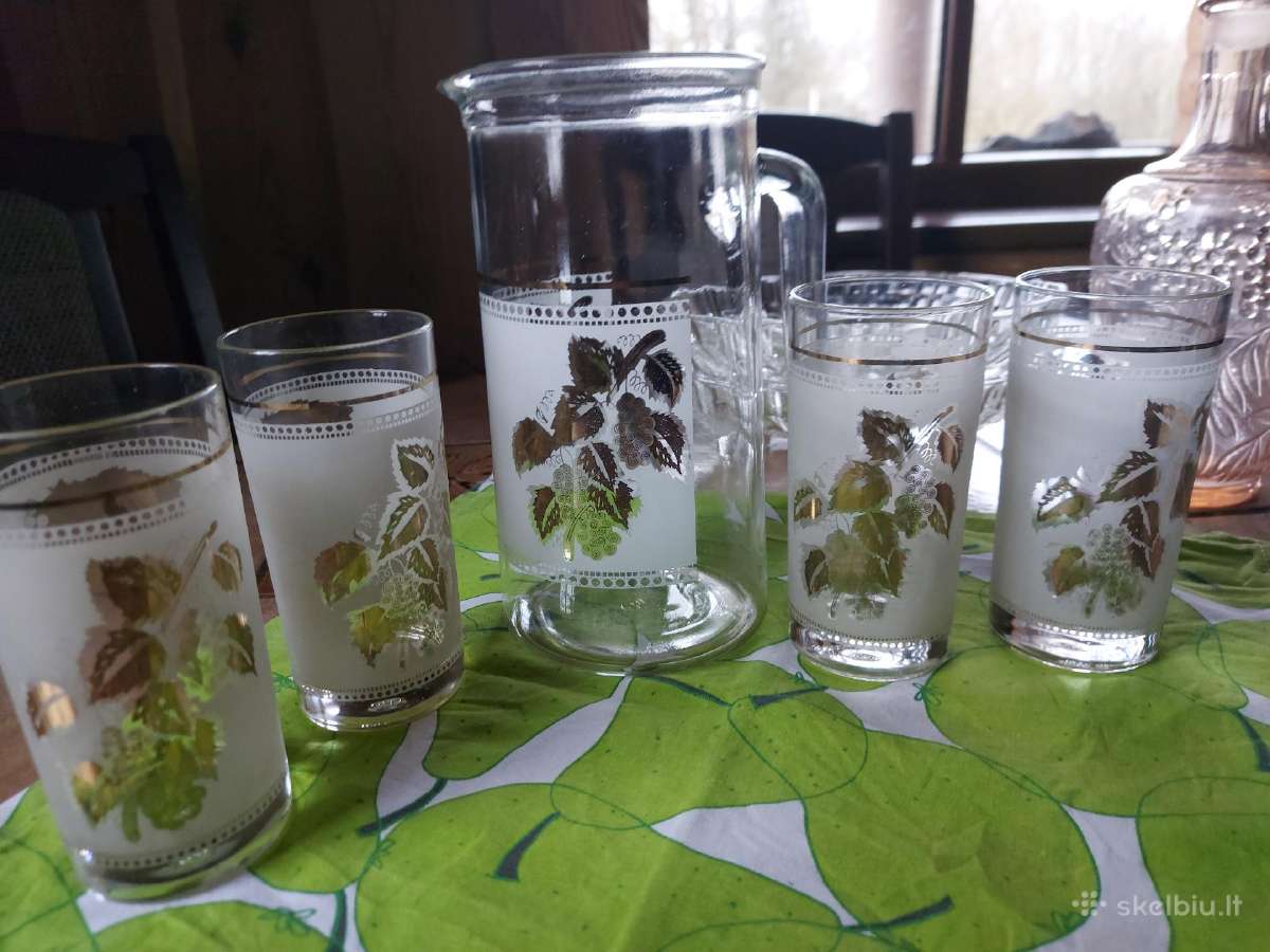 Senų laikų ąsotis su stiklinėmis terasai