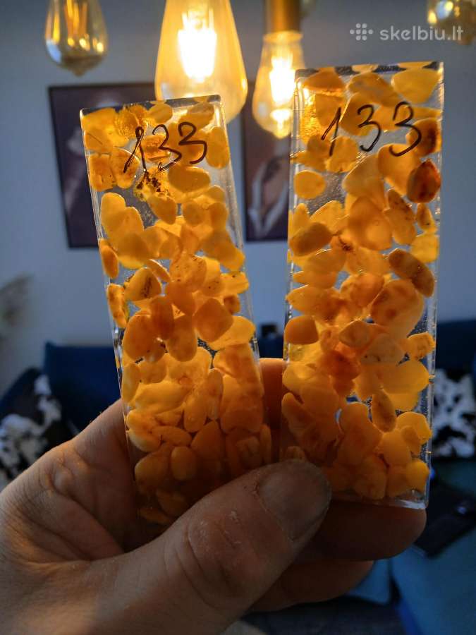 Parduodu ploksteles su gintaru peiliu rankenoms.