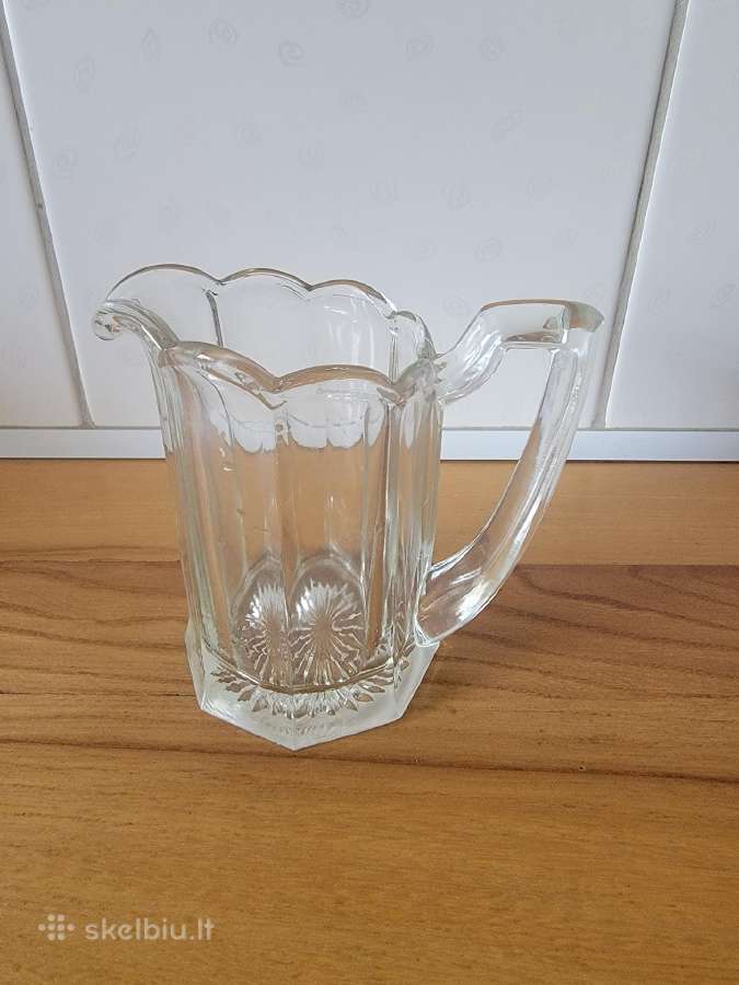 Art deco stiliaus skaidraus stiklo ąsotėlis