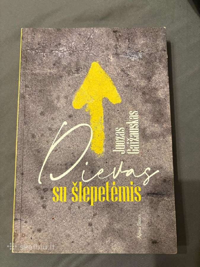 Knyga „Dievas su šlepetėmis“
