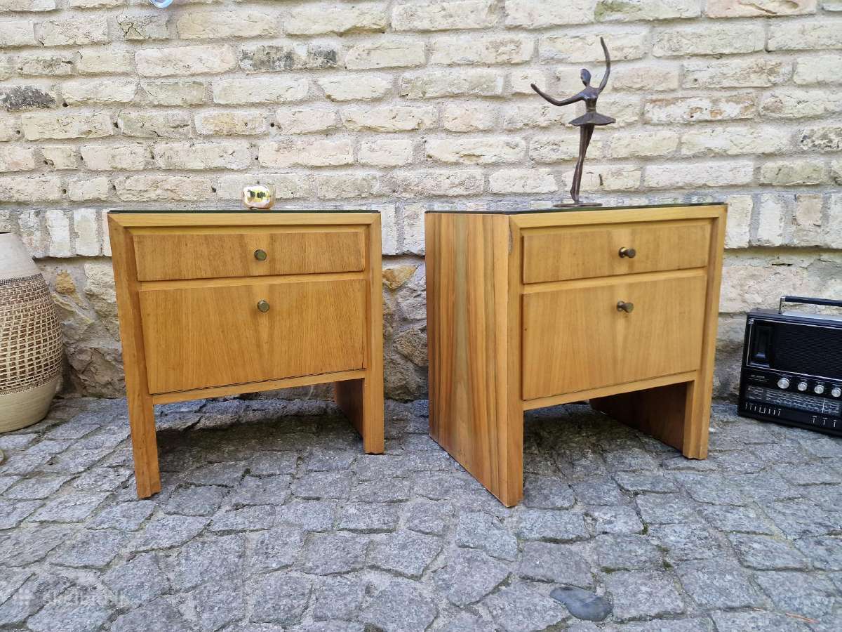 Vintažinės mid century spintelės prie lovos