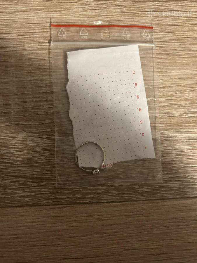Parduodamas balto aukso žiedas su brilijantu.