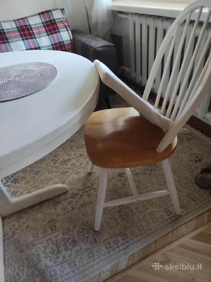 Parduodamos 2 medinės kėdės po 29 eur