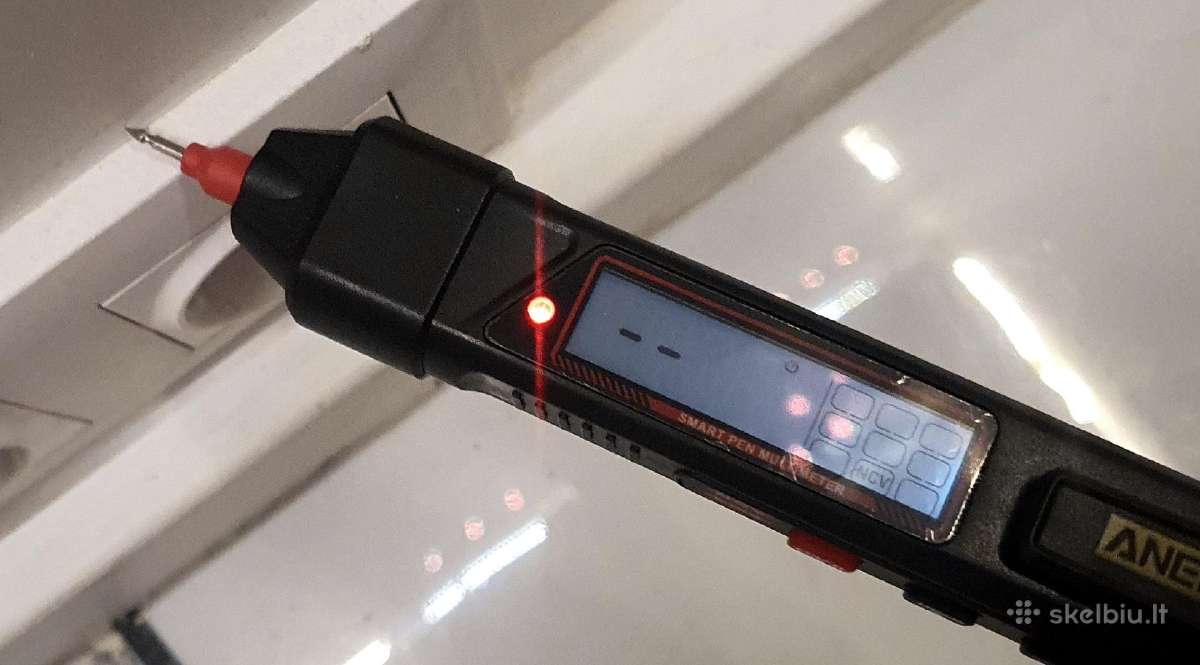 Įrenginys rodantis laidus sienoje su daug funkcijų