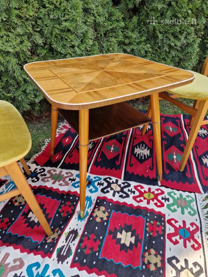 Vintažinis mid century riešutmedž. kavos staliukas