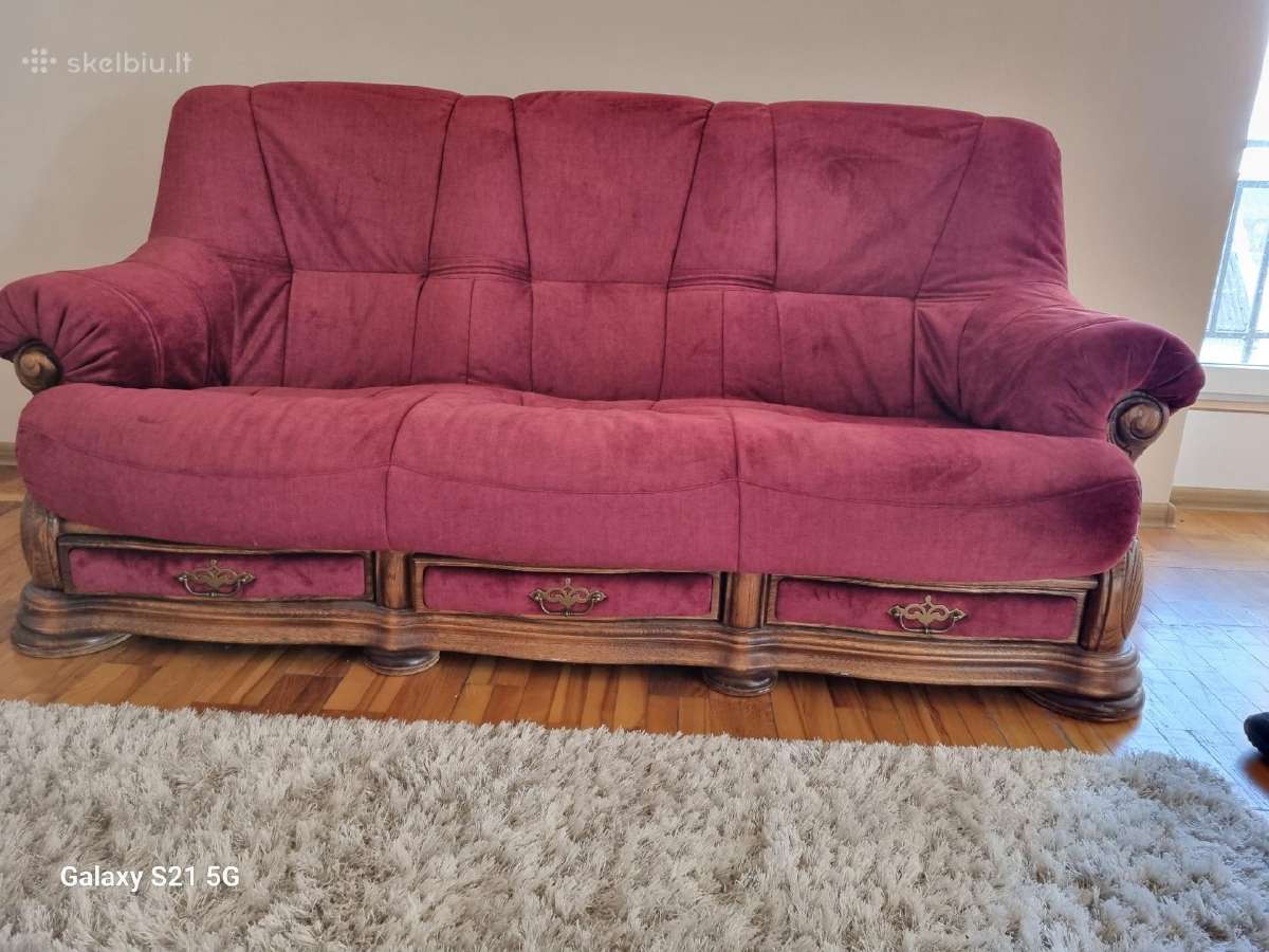 Ąžuolinė trivietė sofa.