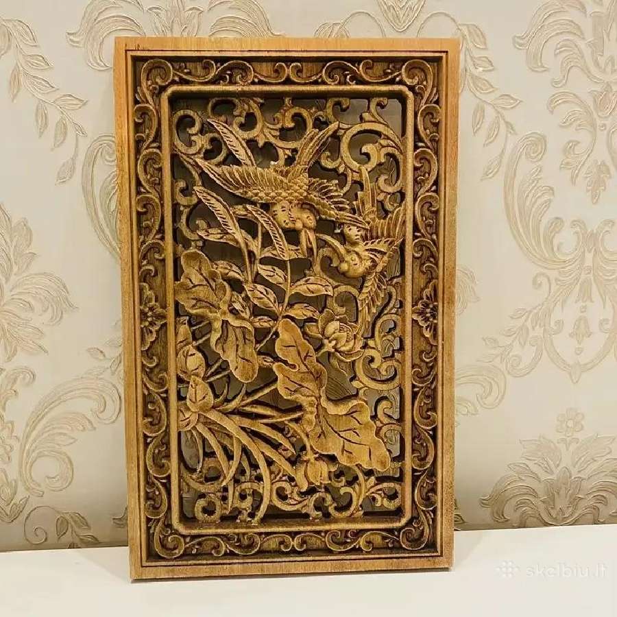 Vintage išskaptuota medinė lenta ir 3D paveikslas