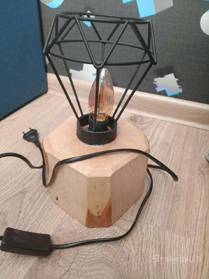 Rankų darbo uosinis šviestuvas