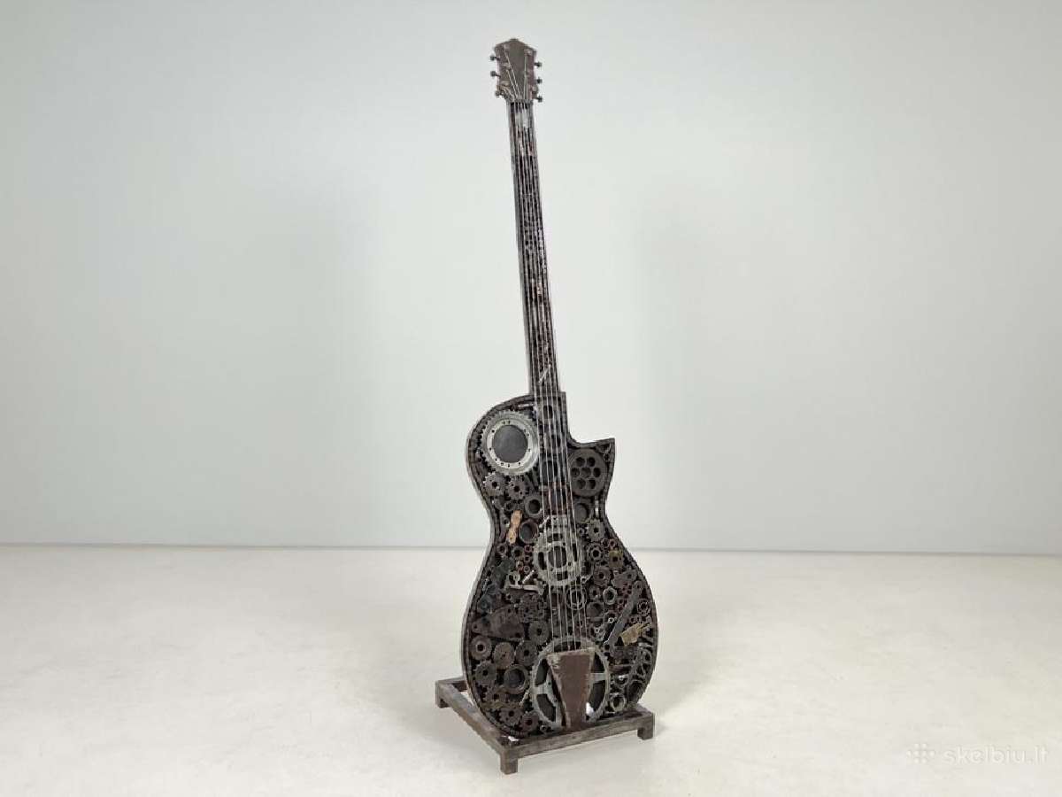 Metalinė steampunk stiliaus gitaros skulptūra