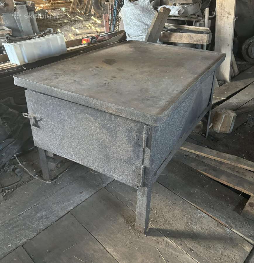Parduodu metalinį darbastalį