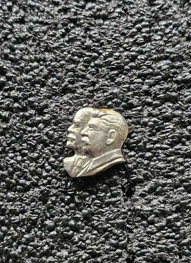 Tarpukarinio laikotarpio sovietinis ženkliukas.